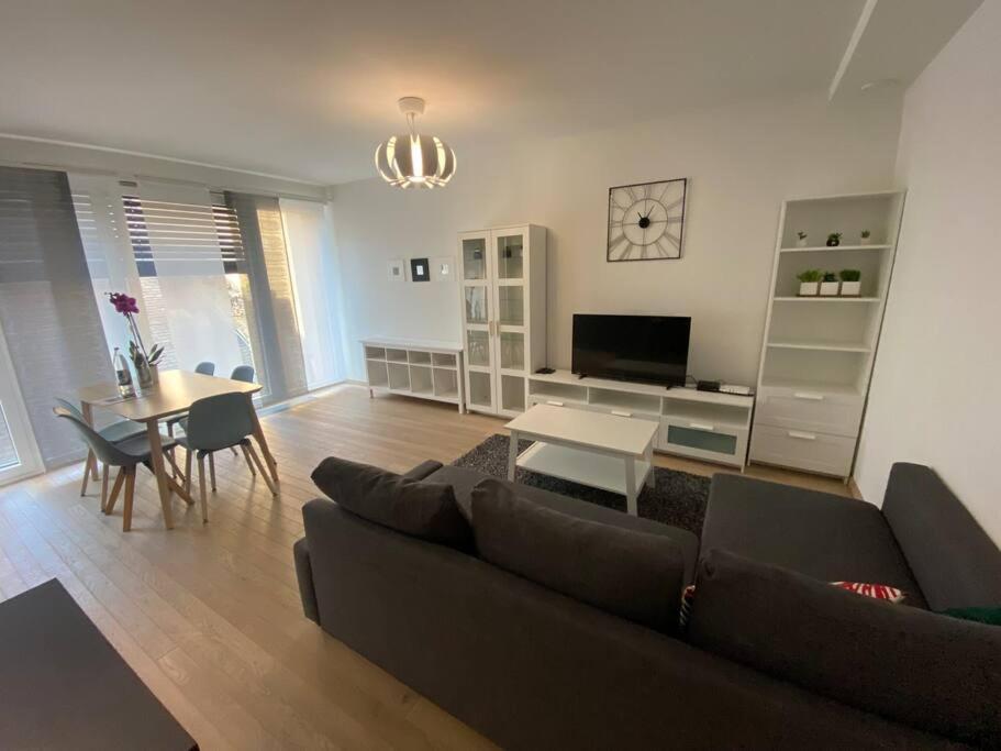 Appartement Modern 2 Bedrooms Flat In Center With Parking-3a
